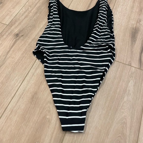 Aerie Super Scoop Back One Piece Swimsuit Women’s Medium Black White Stripe - Picture 7 of 8